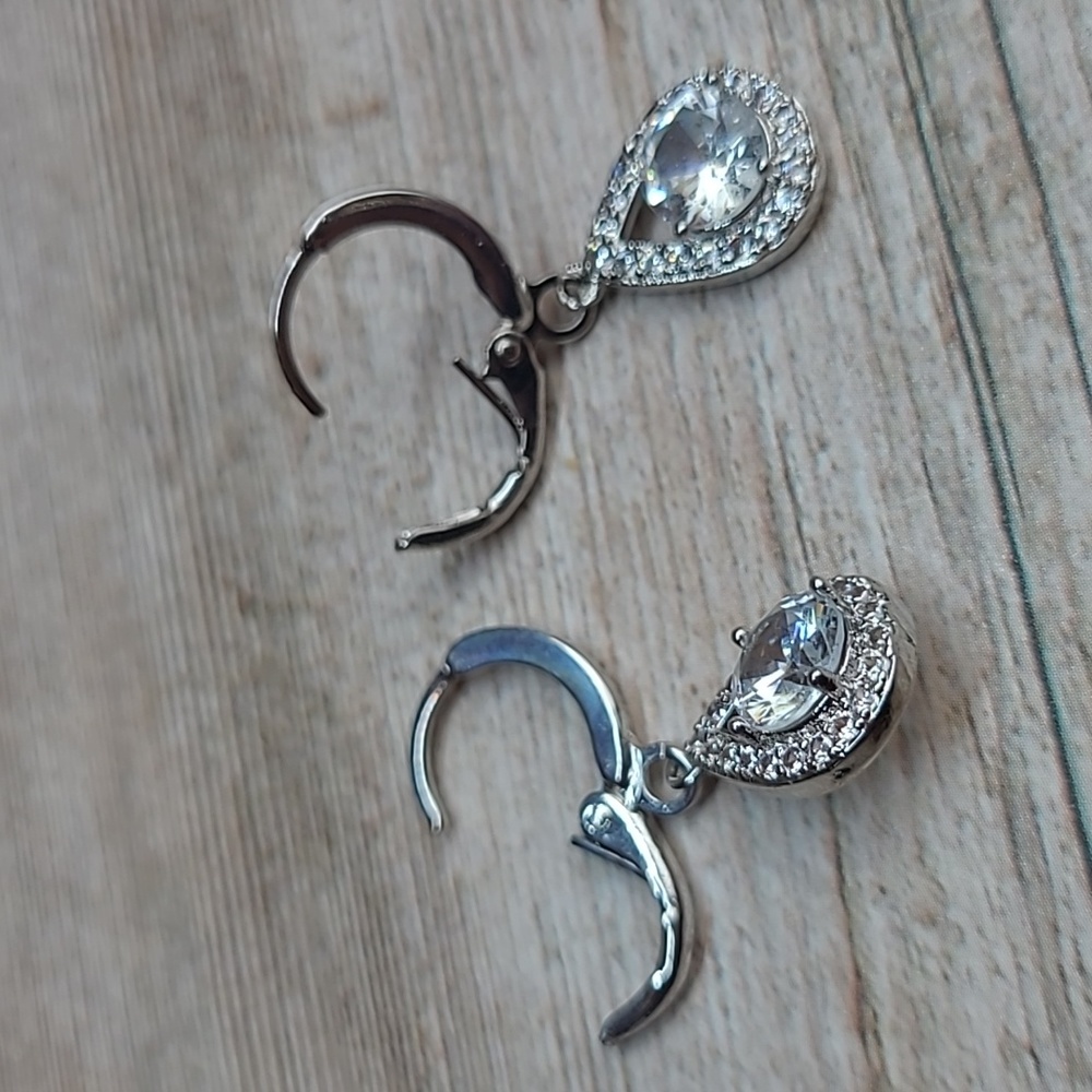 NIB SILVER WHITE TOPAZ DANGLE EARRINGS - Picture 6 of 7